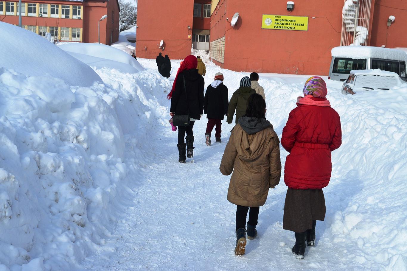 Bitlis’te kar ve soğuk havaya rağmen binlerce kişi sınava girdi